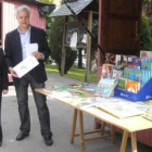 Blanca Verdasco, y el concejal Celestino Pérez, junto a un puesto de la feria.