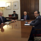 El primer ministro, Papandreu, el presidente Papoulias y el líder de la oposición, Samaras.