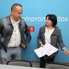 Gerardo Álvarez Courel y Ángela Marqués, ayer en la sede del PSOE en Ponferrada.