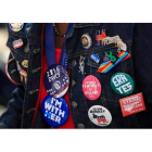 Chapas de apoyo a Clinton, en el pecho de una votante. T. MAURY