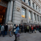 Numerosas personas hacen cola ante el Banco de España para comprar deuda pública. JAVIER LIZÓN