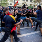 Enfrentamientos entre los asistentes a la manifestación de ayer en Valencia. BIEL ALIÑO