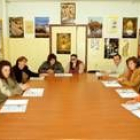 Miembros de la asociación de madres y padres en una reunión con la directiva del centro educativo