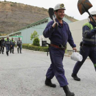 Un grupo de mineros de la Hullera Vasco Leonesa, en su vuelta al trabajo después de la huelga del sector.