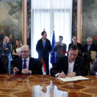Cristóbal Montoro, ayer en la firma, con los responsables de Servicios Públicos de UGT, CC OO y CSIF. EFE