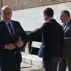 El saludo no se produce. El alcalde se abrocha el traje y Cendón intnta darle una palmada en la espalda, que Diez evita. RAMIRO