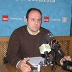 El portavoz socialista Javier Campos, durante la rueda de prensa