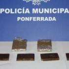 Las seis pastilla de hachís interceptadas por la Policía Local.