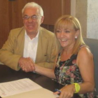 Tomás de la Sierra e Isabel Carrasco, durante la firma.