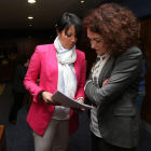 Rosa Luna, de Ciudadanos, y la alcaldesa Gloria Fernández Merayo revisan documentación. L. DE LA MATA