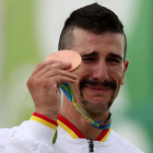 Carlos Coloma, emocionado, muestra la medalla. ESTEBAN BIBA