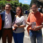 Enrique Bueno ayer en su recorrido de campaña. DL