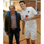 Abel Iglesias entrega a Marcos la copa de campeón. F. OTERO PERADONES