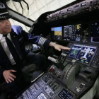 El capitán Bruce Johnson muestra la sala del piloto del nuevo Boeing 787 Dreamliner.