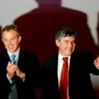 Tony Blair junto a Gordon Brown ayer durante la conferencia laborista