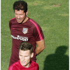 Simeone y Gameiro, durante el entrenamiento del Atlético en su ciudad deportiva el miércoles día 17.