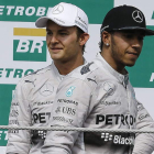 Rosberg y Hamilton ayer en el podio, se jugarán el título en Abu Dabi en dos semanas