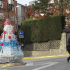 El árbol se encuentra abrazado a una farola en la zona de ‘El Majuelo’ de Bembibre.