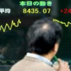 Un inversor consulta la evolución del índice Nikei en Tokio