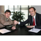 Messi y Sandro Rosell, durante el acto de firma de su renovación con el Barça hasta el 2018.