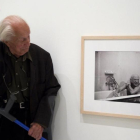 David Douglas Duncan, junto a la primera foto que hizo a Picasso, durante una exposición en el Museu Picasso.