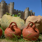 Imagen de un puesto de alfarería con el castillo como inmejorable decorado. MEDINA