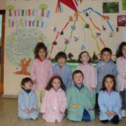 Los alumnos de Infantil posan junto a las manualidades en la entrada del colegio.