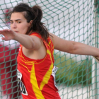 La atleta berciana Sabina Asenjo compite en la prueba de lanzamiento de disco.