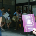 Colas para hacerse el pasaporte en una comisaría de Barcelona, en una imagen de archivo.