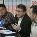 El secretario provincial de MCA-UGT, Manuel Luna, junto a sus compañeros Miguel García y Omar Rodríg