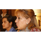 Isabel Carrasco con una de las dos detenidas por su muerte, Montserrat Triana Martínez González, en la presentación de un plan de la institución