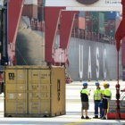 Estibadores en la terminal de contenedores en el muelle de Barcelona.