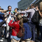 Pablo Iglesias atiende a los medios de comunicación en San Sebastián.