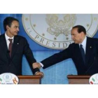 Zapatero y Berlusconi, durante la rueda de prensa conjunta que ofrecieron tras finalizar la cumbre.