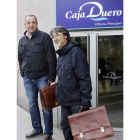 Dos de los representantes sindicales, antes de la reunión.