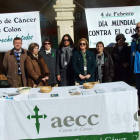 Los voluntarios de AECC, ayer en la plaza Mayor.