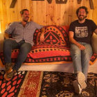 Andrés Suárez y Fabián Diez Cuesta en el estudio del primero durante la grabación de las voces. J. M.