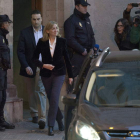 La infanta Cristina a la salida del juzgado tras concluir el interrogatorio el sábado.