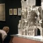 Imagen de una exposición sobre Gaudí, con una maqueta en escayola de la Sagrada Familia