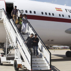 Las dos cooperantes tuvieron que bajar acompañadas del avión tras llegar a Madrid.