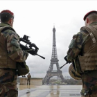 Militares franceses patrullan cerca de la torre Eiffel, en París.