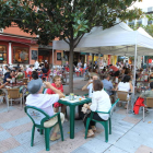 Terrazas en la plaza de Fernando Miranda, una de las más concurridas de Ponferrada.