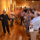 El artista lacianiego explica su obra al numeroso público que asistió a la inuguración. MEDINA
