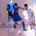 Omar, a la derecha, se lleva el balón a pesar de la oposición del jugador lucense Héctor