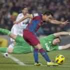 Xavi trata de superar a Casillas en el partido de Liga entre el Barcelona y el Real Madrid.