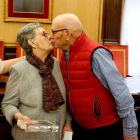 Marina Collado y Constantino Castellanos se besan en el salón del plenos.