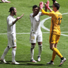 Ramos, Casemiro y Courtois celebran la victoria frente al Athletic de Bilbao que les acerca el título de Liga. LUIS TEJIDO