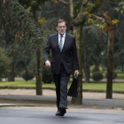 El presidente del Gobierno, Mariano Rajoy, a su llegada al Palacio de La Moncloa. EMILIO NARANJO