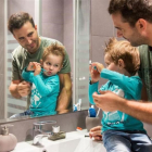 Àlex Martin acompaña a su hijo Alan mientras se cepilla los dientes.