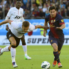 Leo Messi intenta zafarse de un defensor rival durante el partido de ayer.